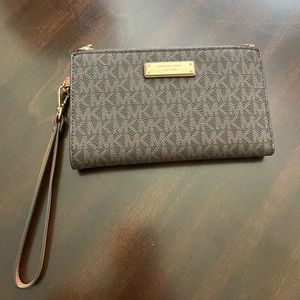 Michael Kors Signature Jet Set Double-Zip Wristlet